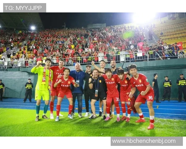 足球明星人行立牌引发热议球迷与偶像的距离在此缩短 足球明星人行立牌引发热议球迷与偶像的距离在此缩短